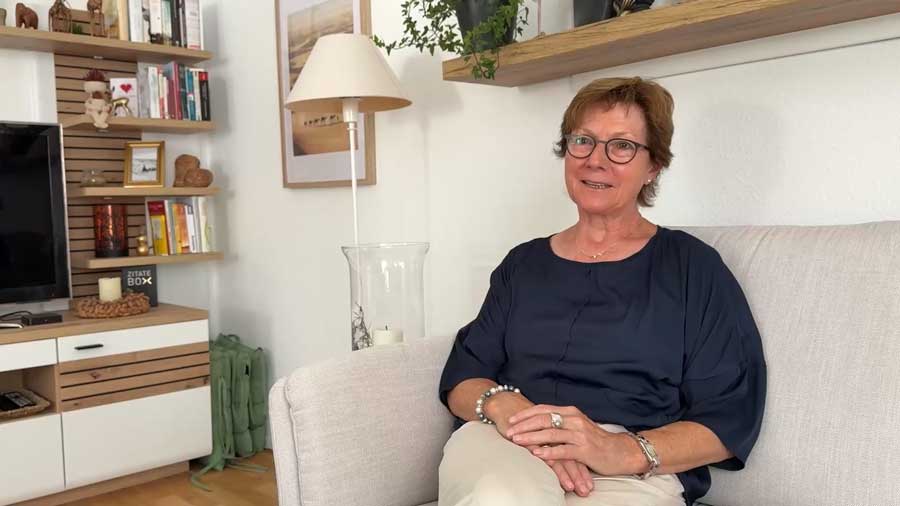 Im Interview erzählt Karin, wie sie mit den Aufgaben alleine in ihrem großen Haus überfordert war.