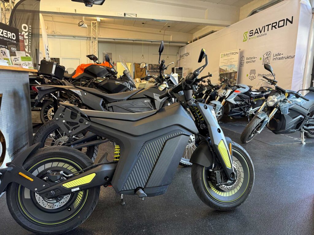 Verkaufsraum von Savitron mit mehreren E-Motorrädern