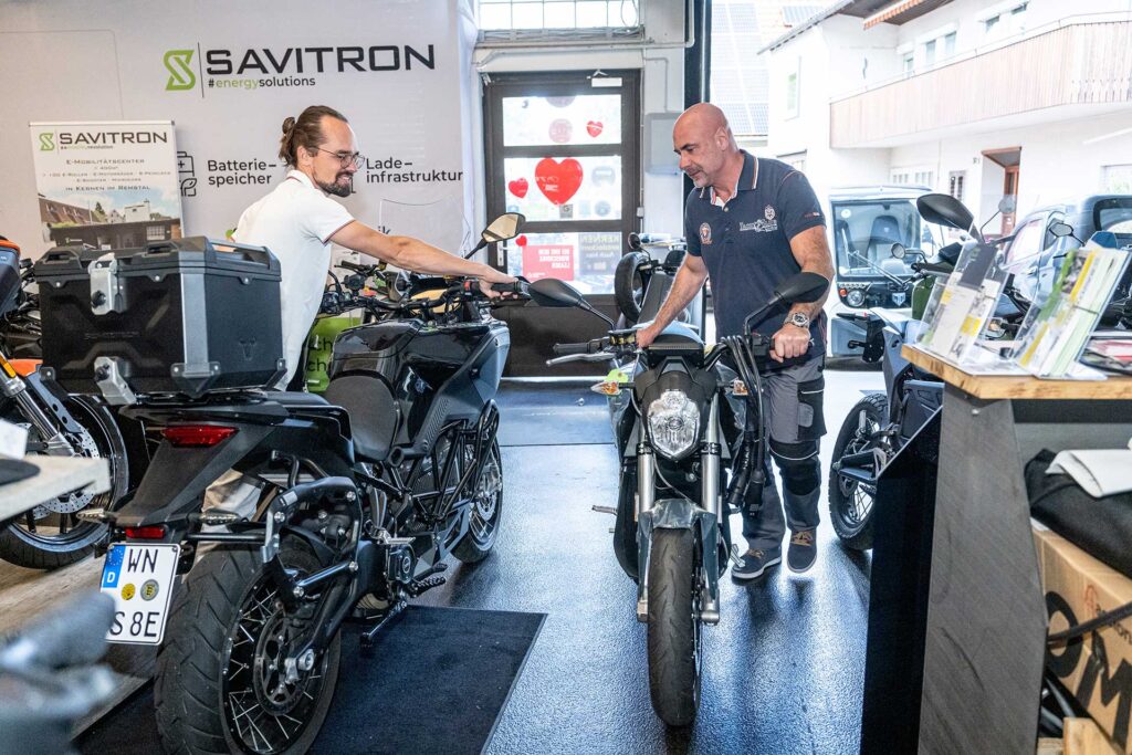 Oliver Buck und Michael vergleichen zwei E-Motorrad-Modelle