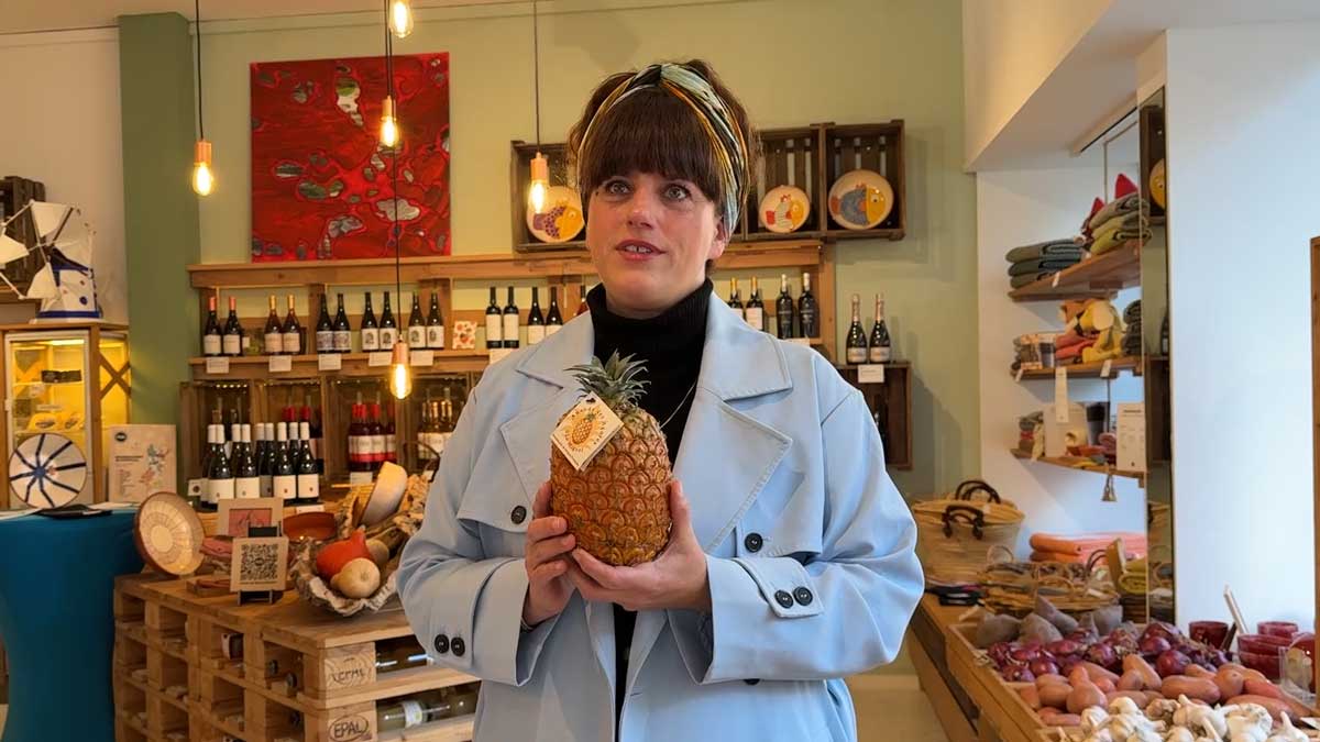 Die Ernährungsberaterin erklärt die Vorteile einer unbehandelten Ananas.