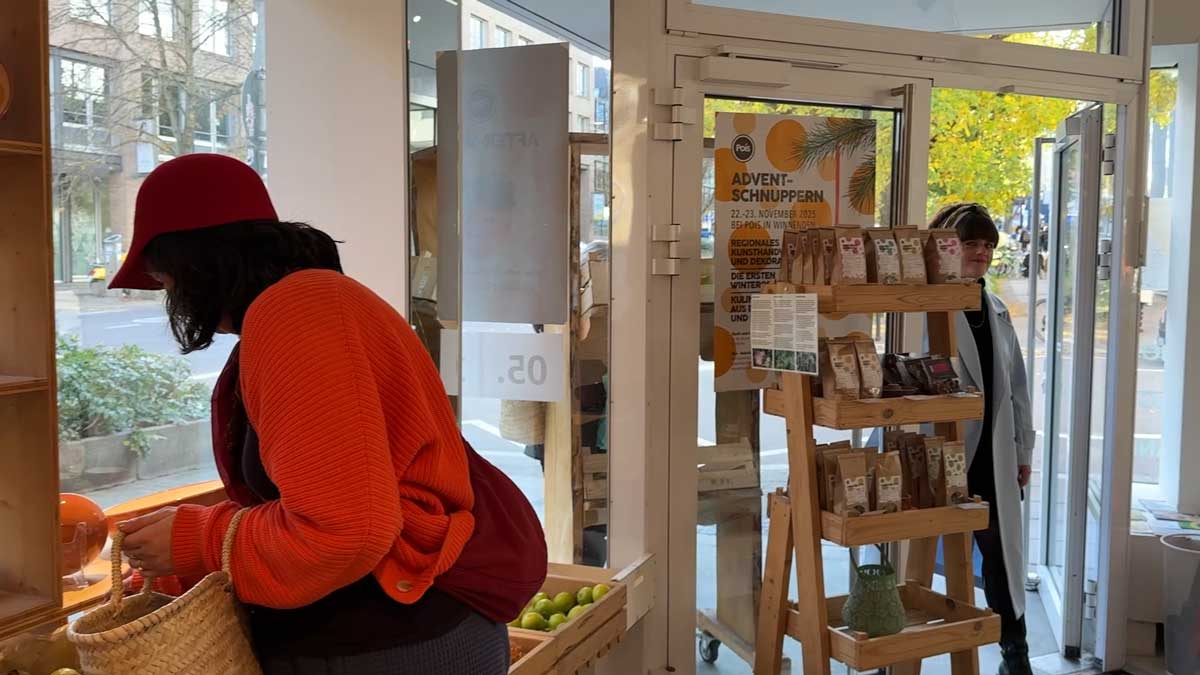 Kundin Tini wird in dem Stuttgarter Gemüseladen freundlich begrüßt und beraten.