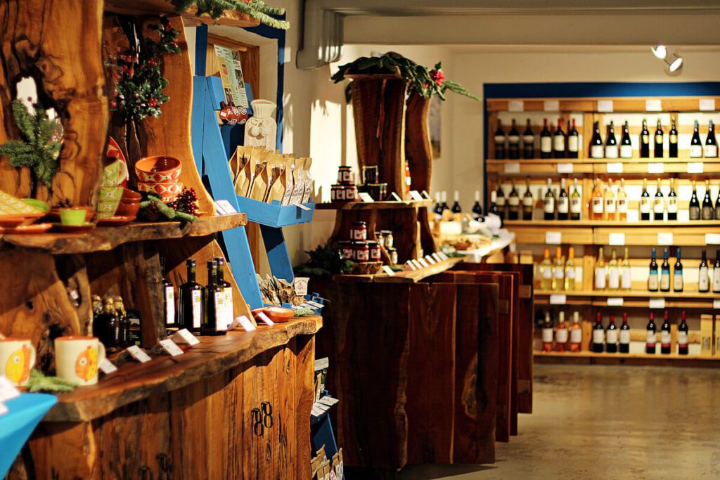 Schön präsentierte Weine, Lebensmittel und Geschenke