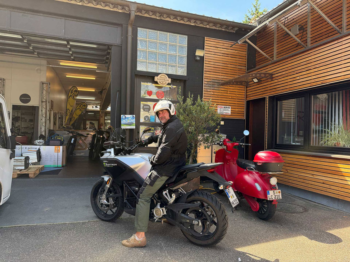 Michael Krause sitzt auf seinem E-Motorrad und lächelt in die Kamera.