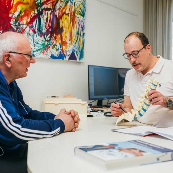 Josef M. beim Arztgespräch mit Dr. med Florian Laux