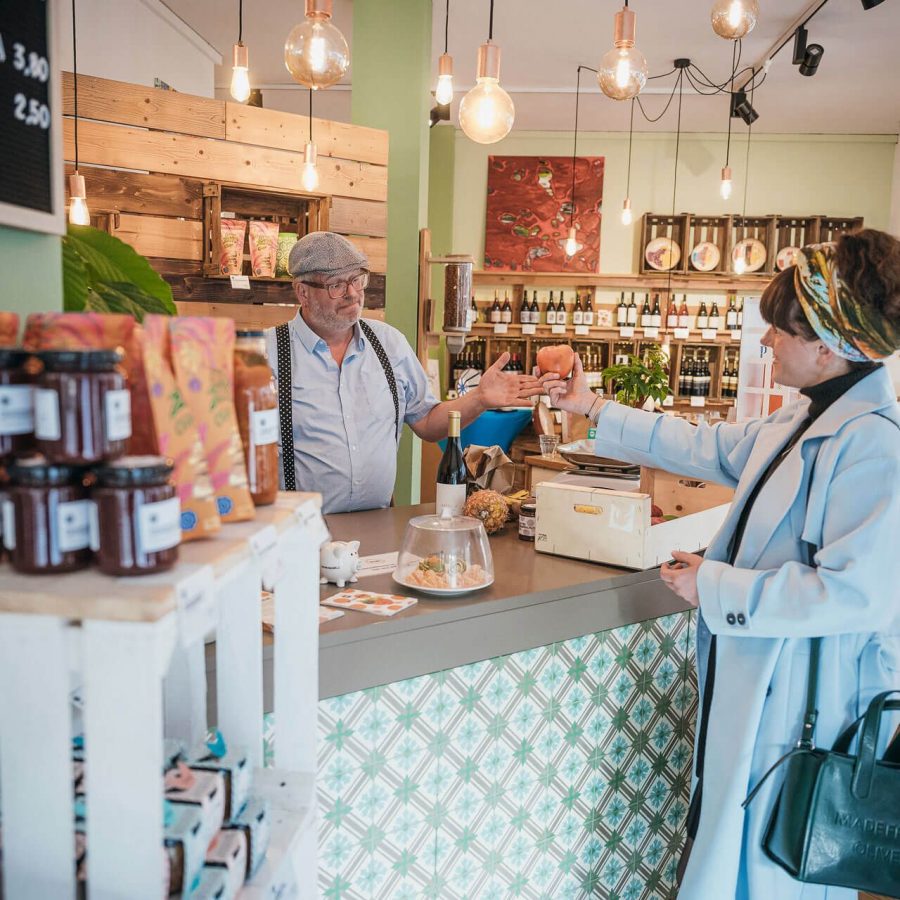 Tini bezahlt ihre Einkäufe an der Kasse