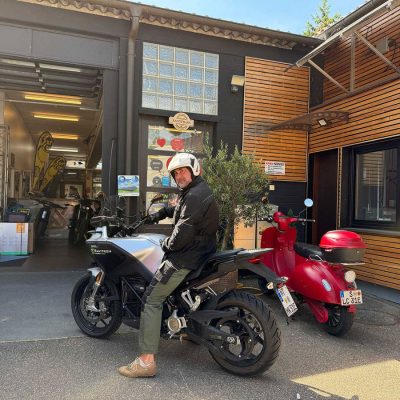 Michael Krause sitzt auf seinem E-Motorrad und lächelt in die Kamera.